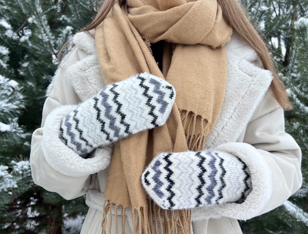 Stylish Merino Wool Mittens - Cozy & Snow-Ready