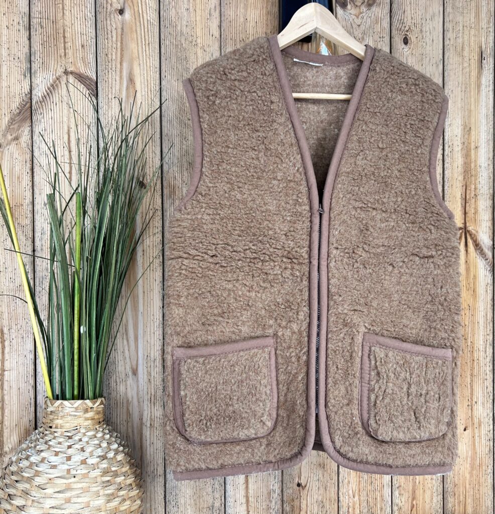 Luxurious Camel Wool Waistcoat - Warm & Chic Winter Style!