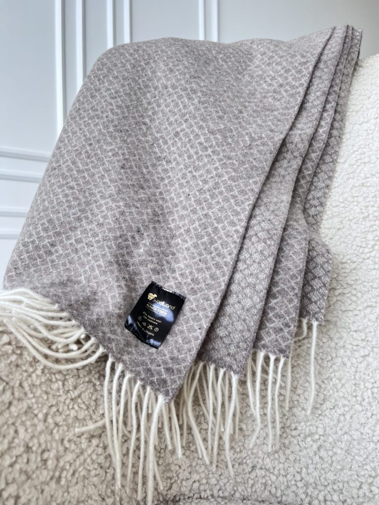 Alpaca-Touch Cashmere Plaid Blanket – Luxurious Warmth Redefined