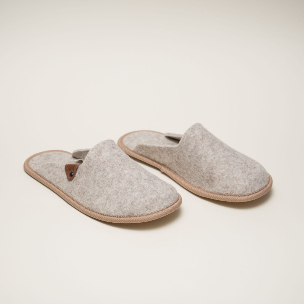 PELSI light-coloured natural wool felted slippers