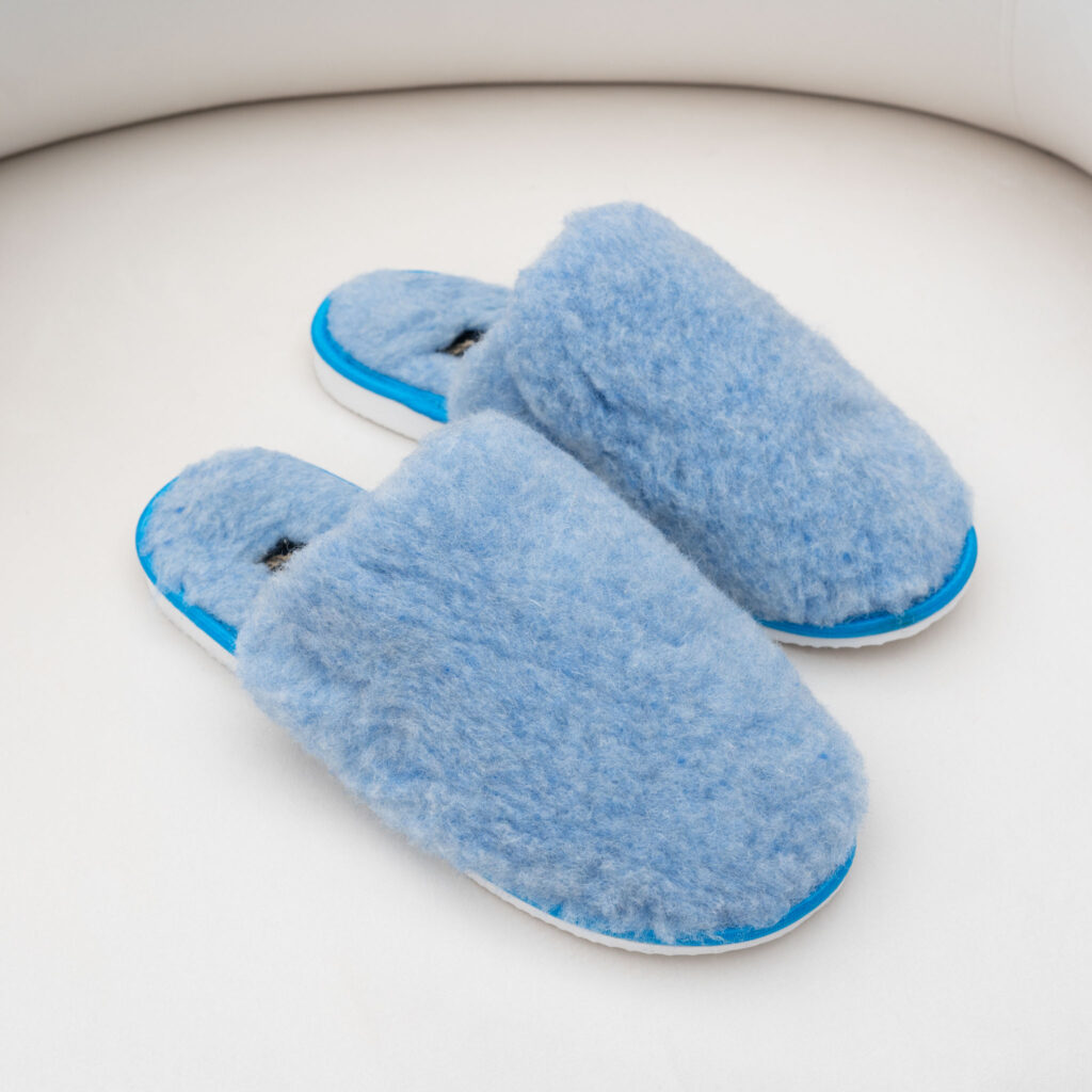 Woolland embossed natural wool slippers BLUE FLUFFY