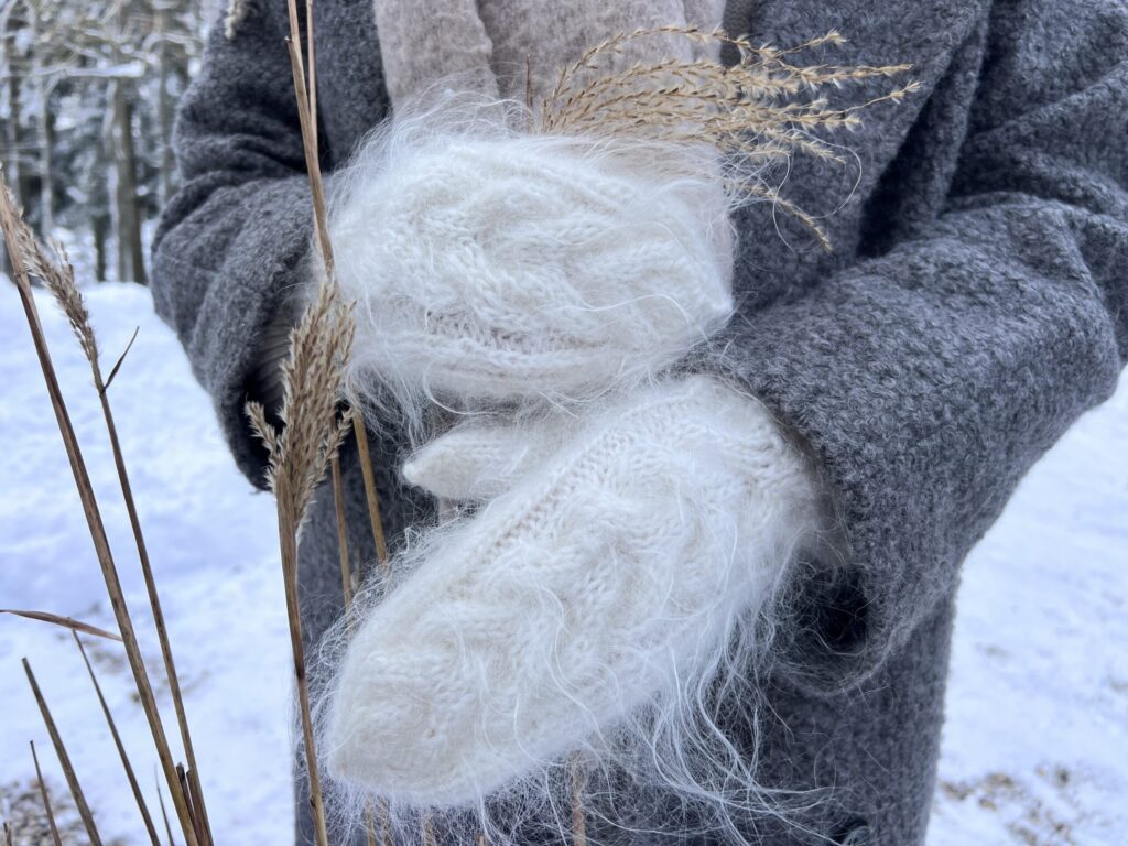 Women's white angora wool mittens with pyne