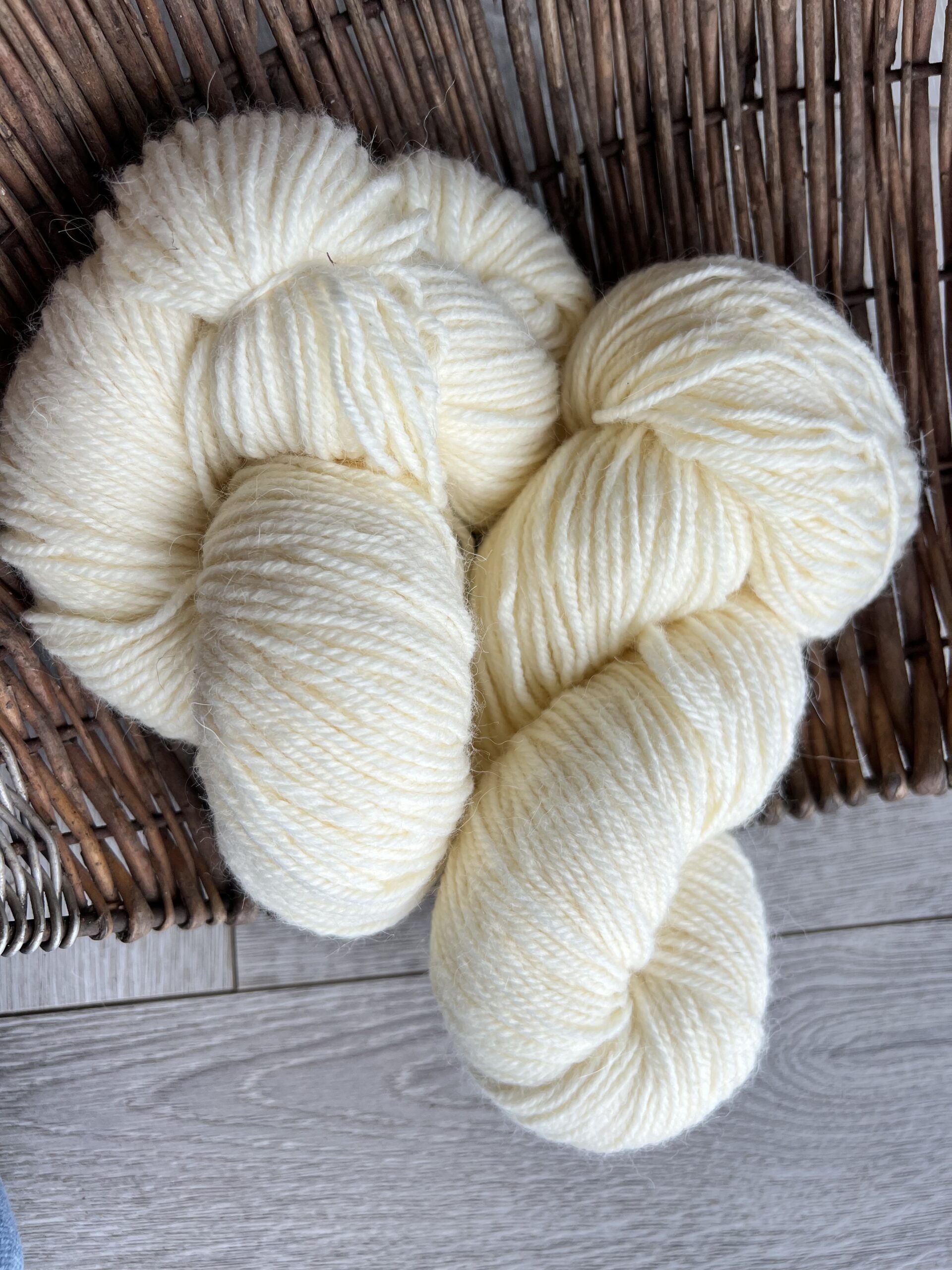 White alpaca wool yarn made in Lithuania 100 gr.