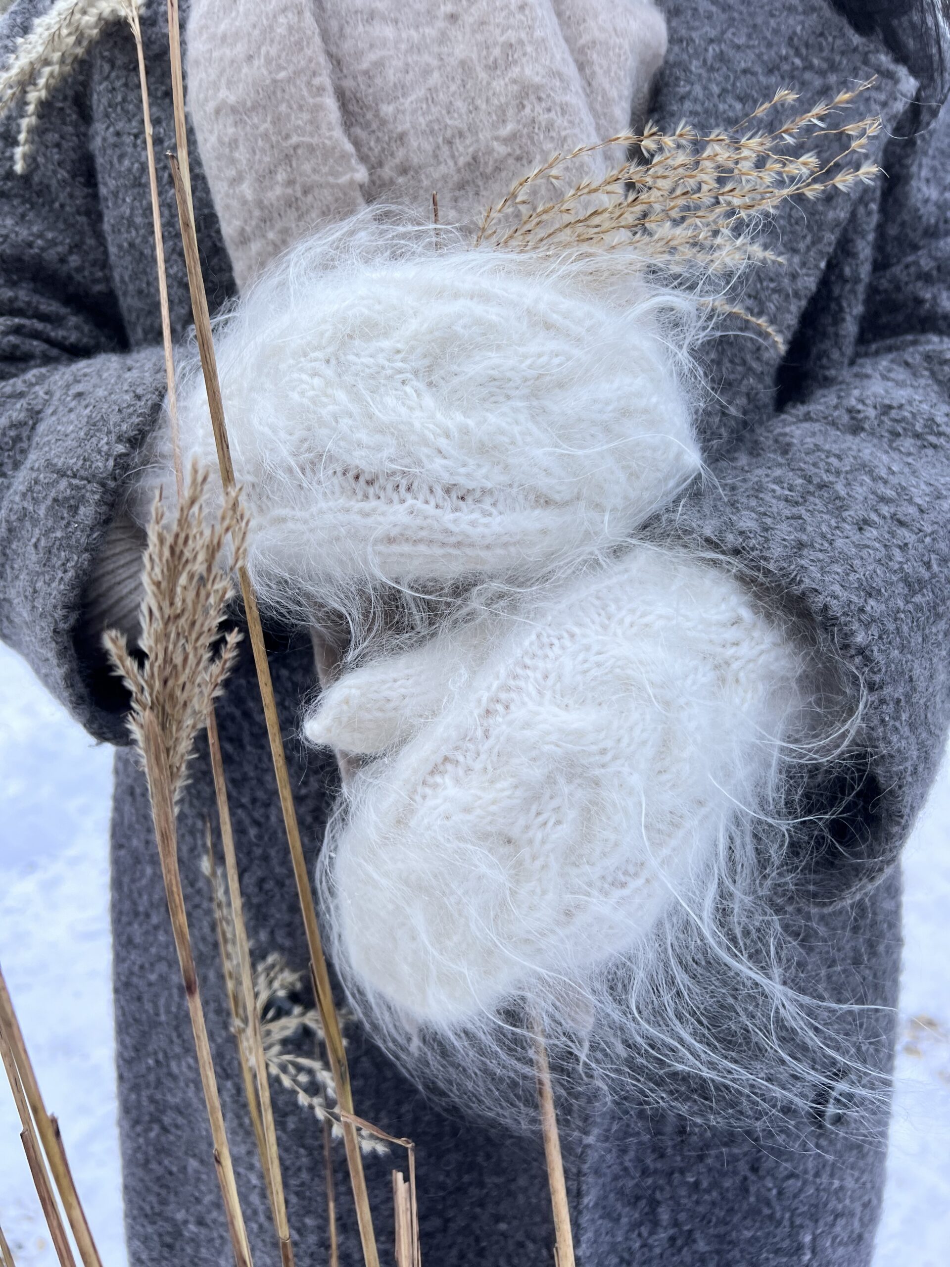 Women's white angora wool mittens with pyne