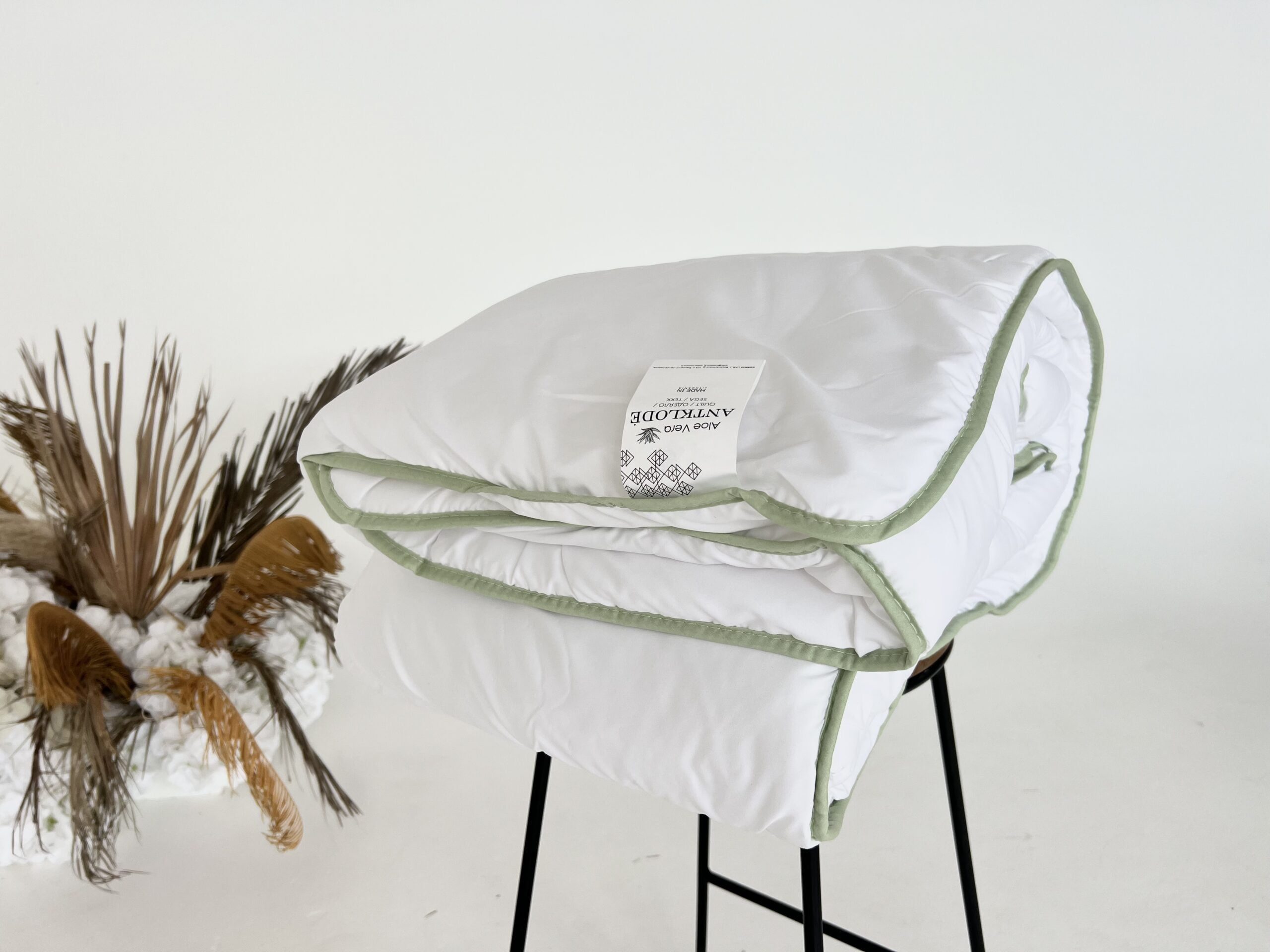 Ergonomic bedding set with aloe vera extract
