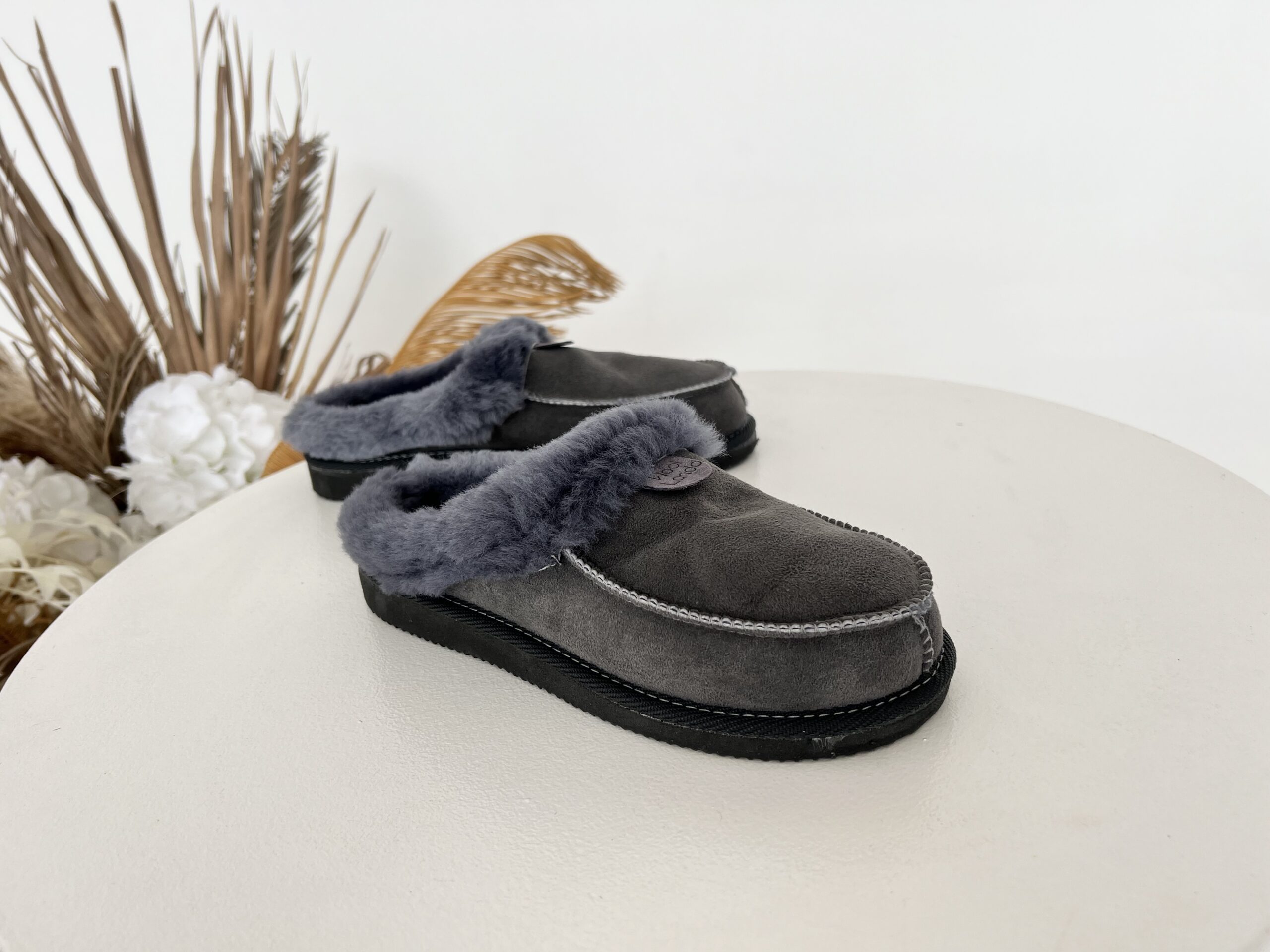 Woolland women's leather slippers with natural fur GRAFITAS