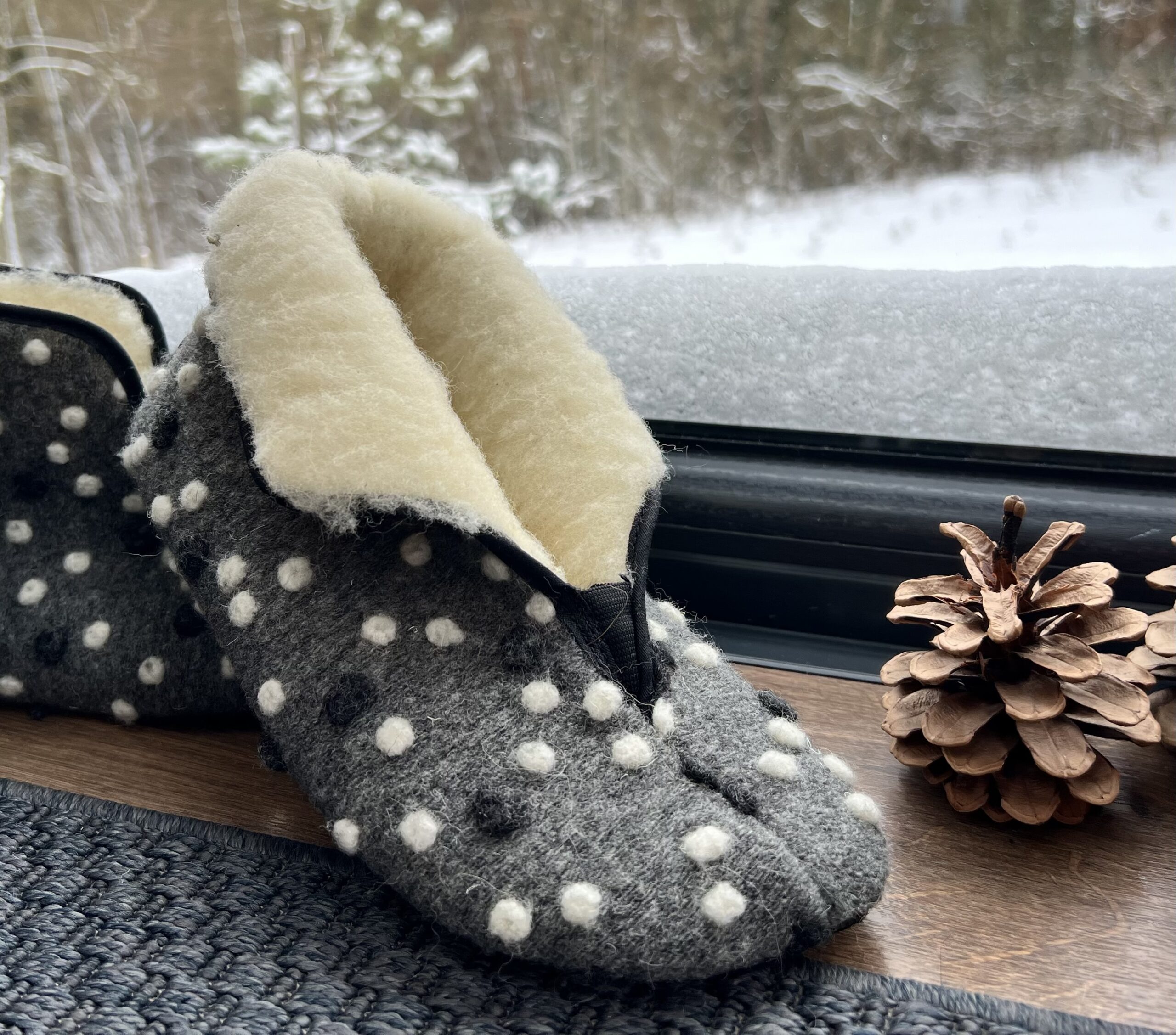 Merino wool felt boots TROLA DOTS