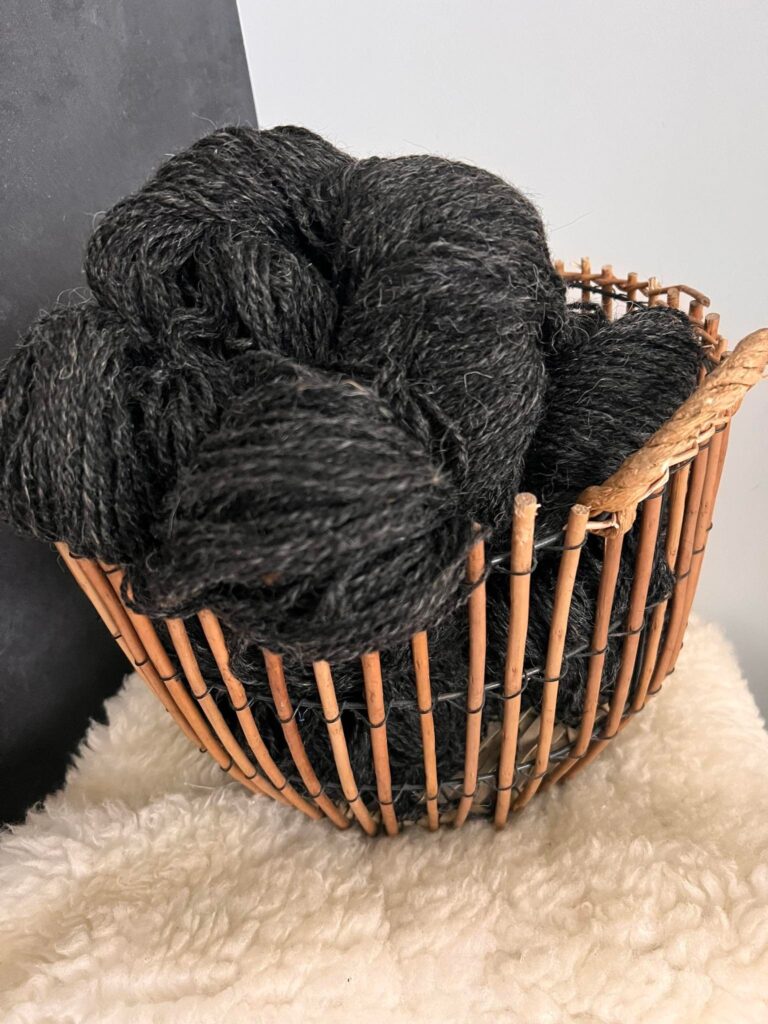 60% Siberian Husky Dog Wool, 40% Sheep Wool 1 kg – BLACK, WoolLando