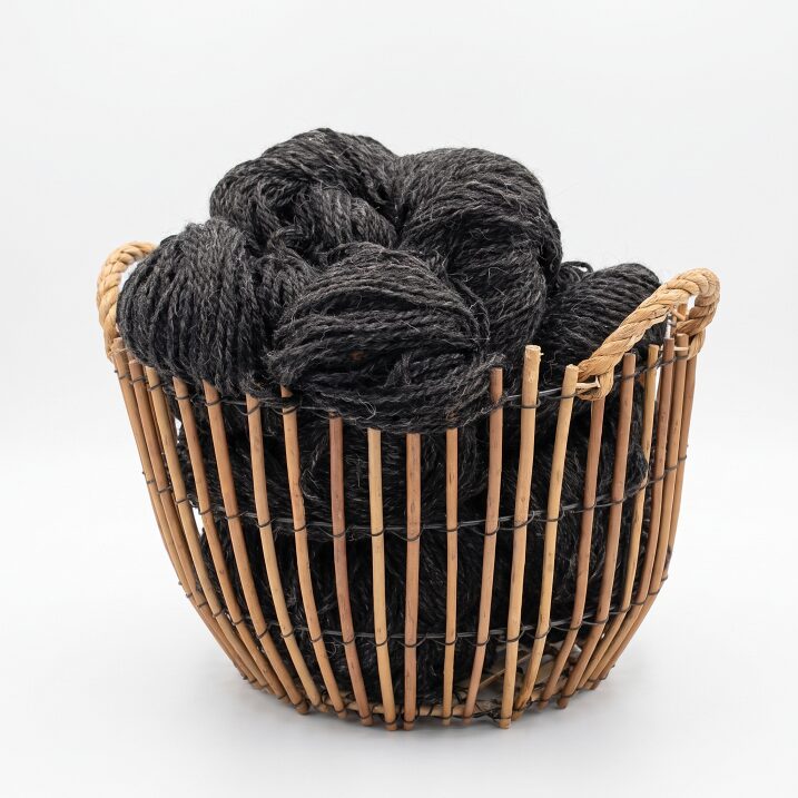 60% Siberian Husky Dog Wool, 40% Sheep Wool 1 kg – BLACK, WoolLando