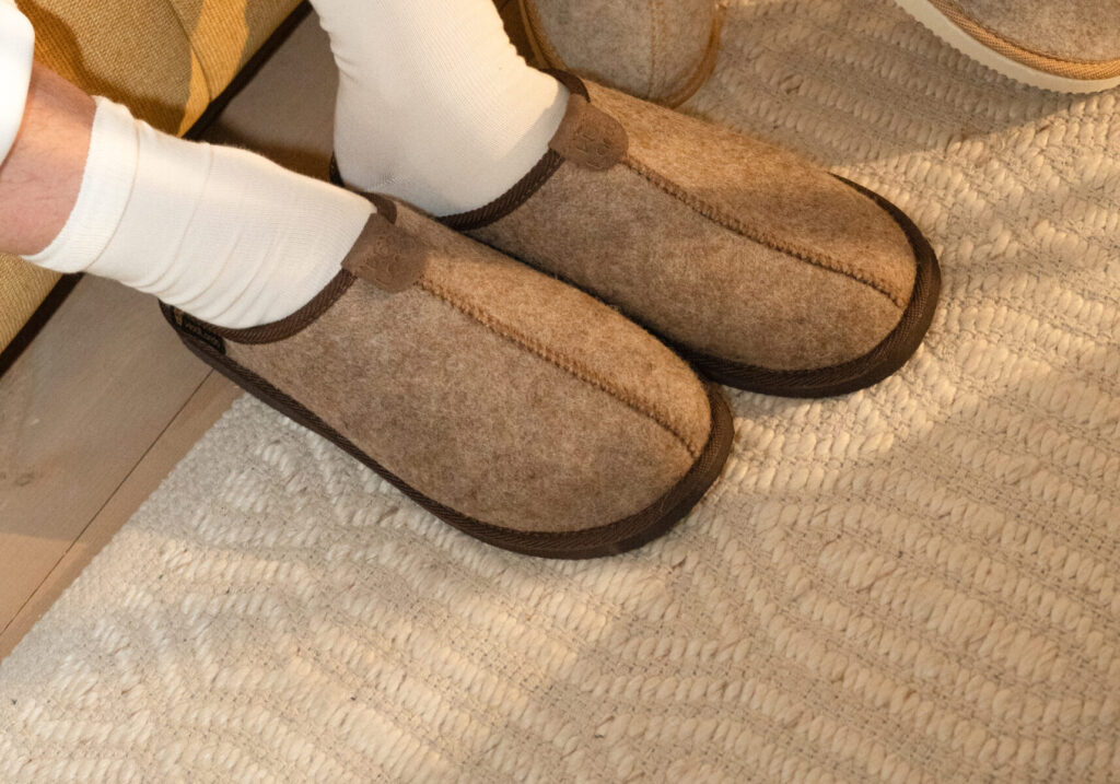 Brown slip-on felt slippers SAND, WoolLando