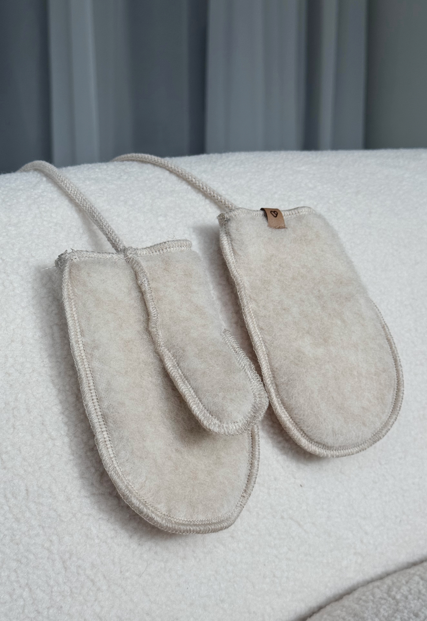Children’s cream lamb wool mittens with string, Zaffiro