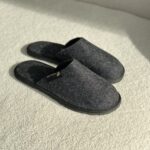 Slip-on black felt slippers ANGLIS, WoolLando