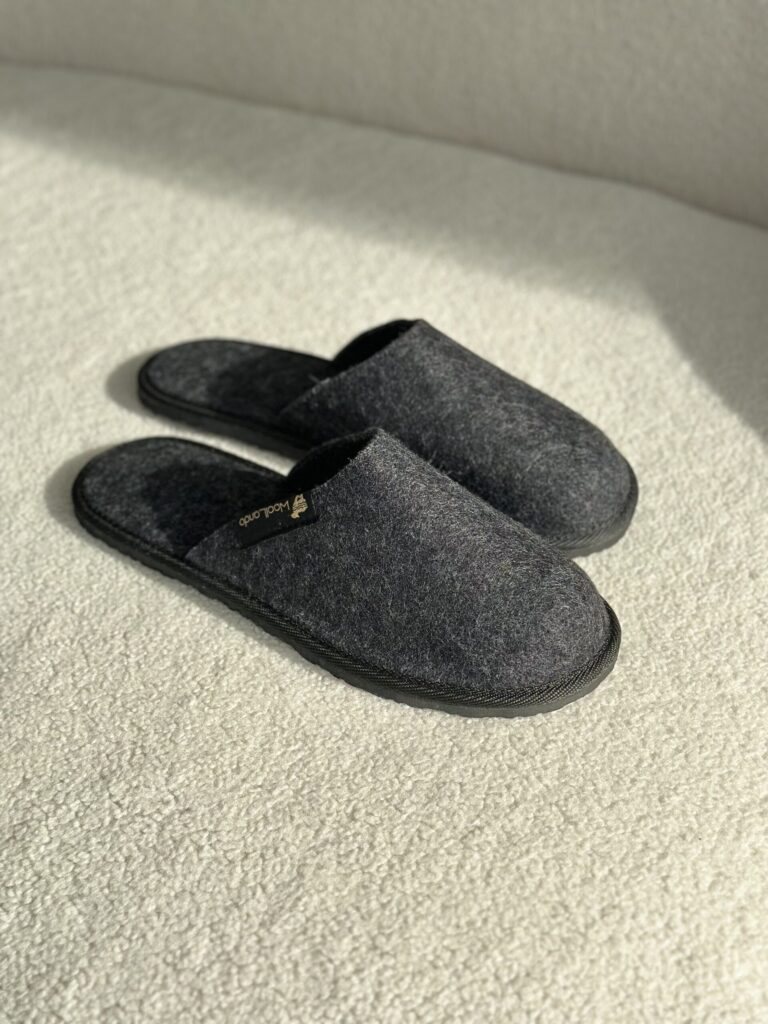 Slip-on black felt slippers ANGLIS, WoolLando