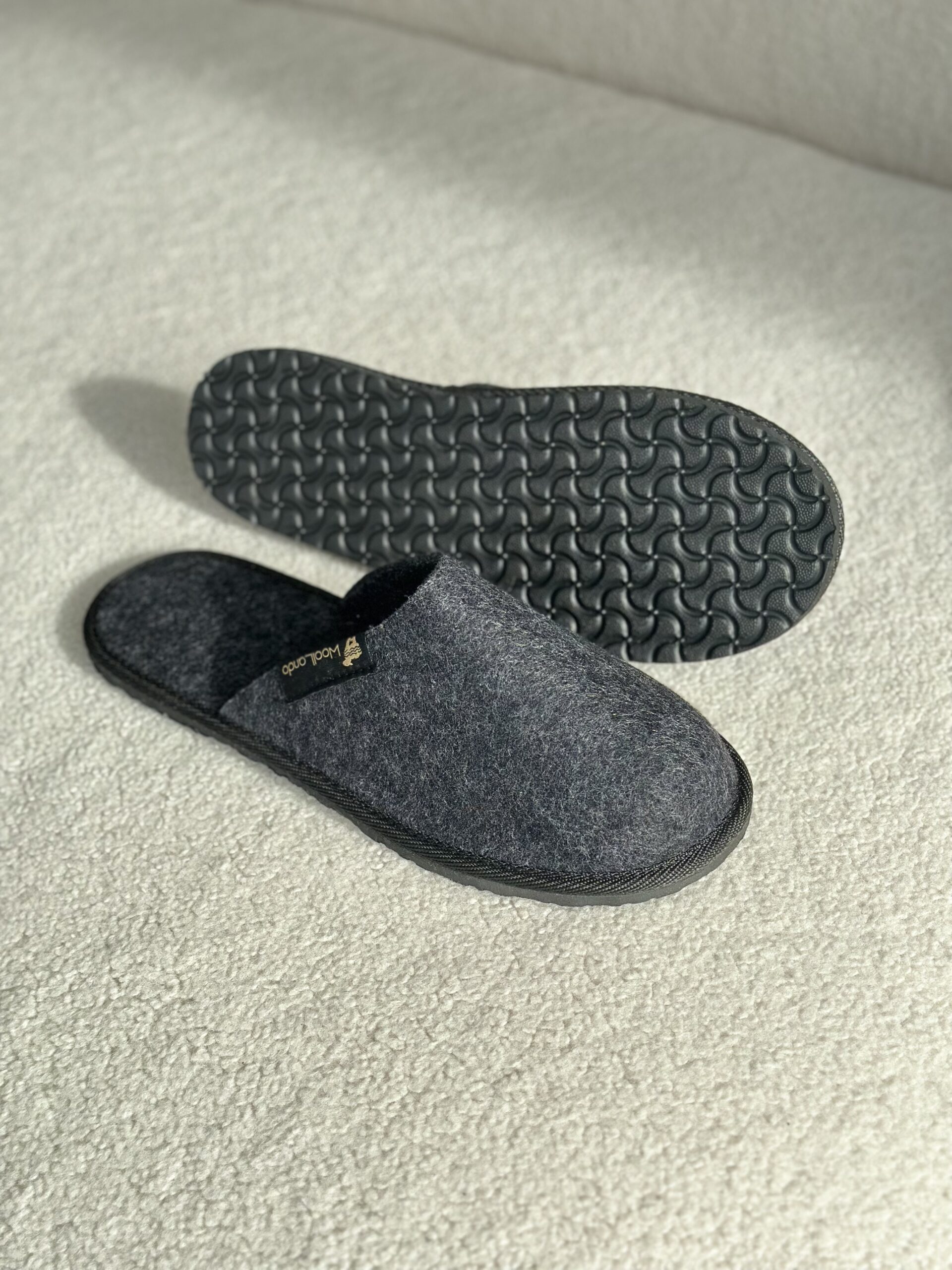 Slip-on black felt slippers ANGLIS, WoolLando