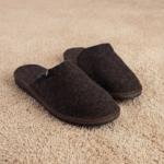 Slip-on brown felted slippers RIEŠUTAS – WoolLando