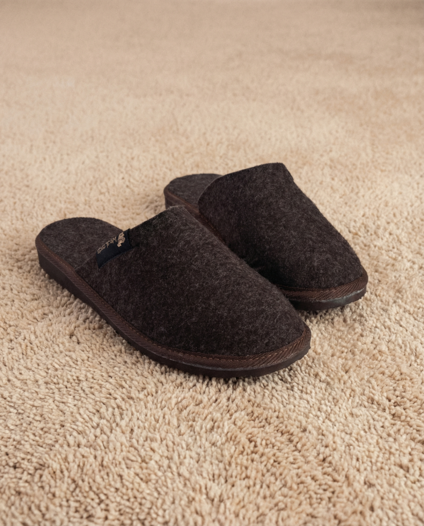 Slip-on brown felted slippers RIEŠUTAS – WoolLando