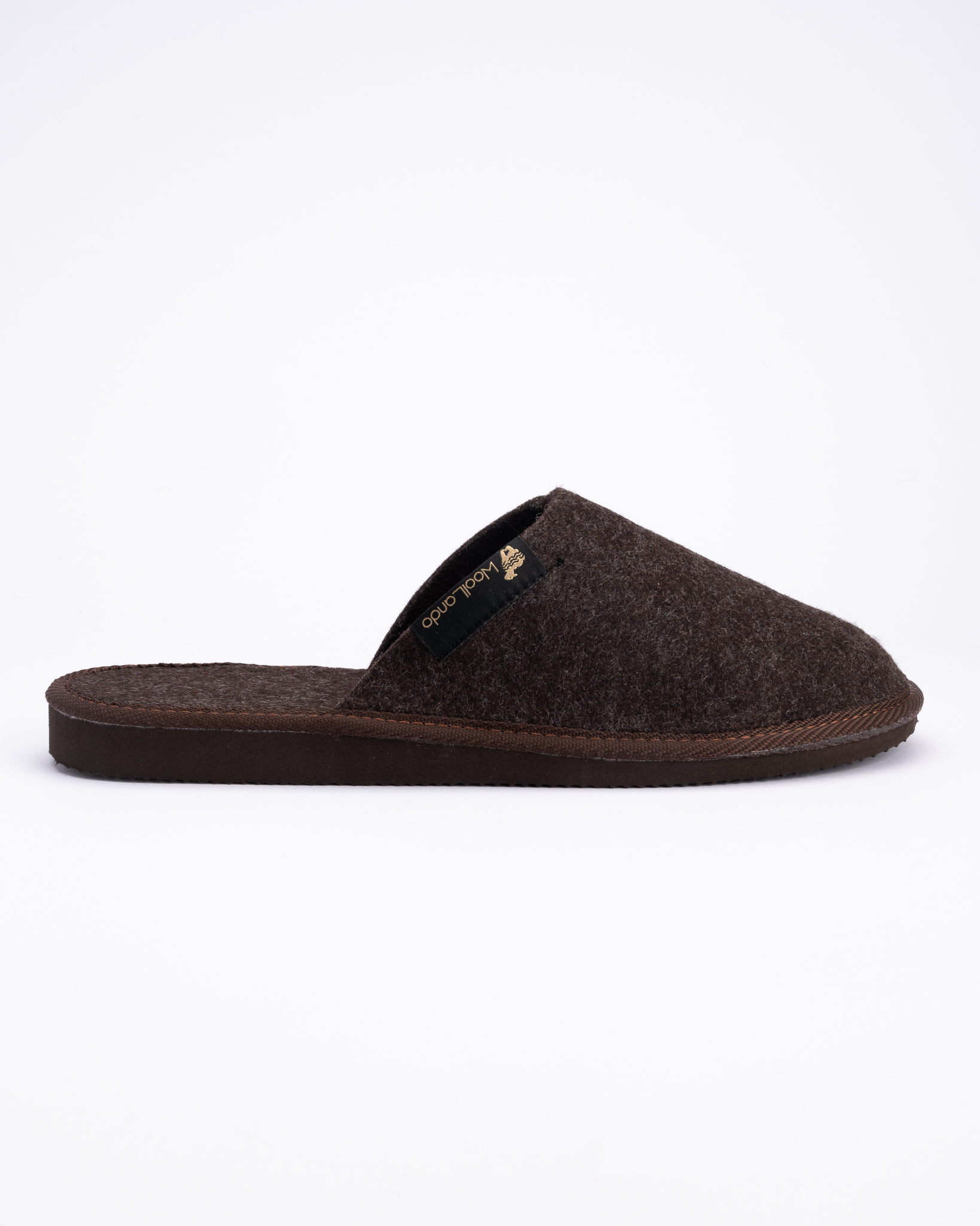 Slip-on brown felted slippers RIEŠUTAS – WoolLando