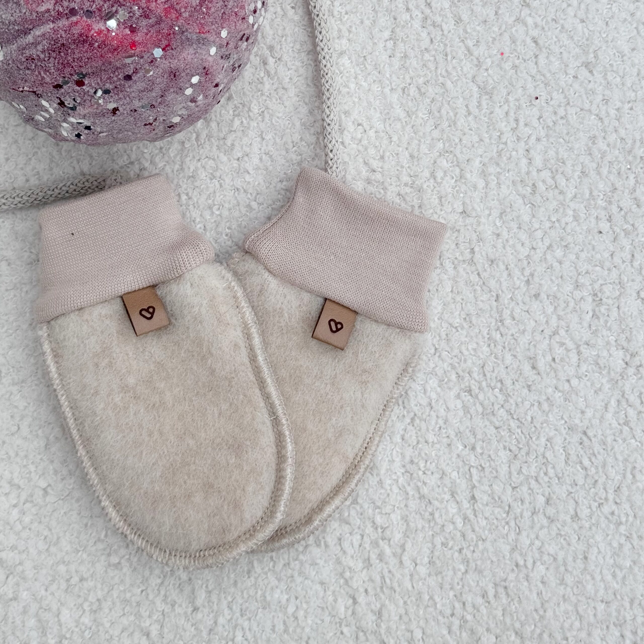 Children’s cream lambswool mittens with a string, Zaffiro