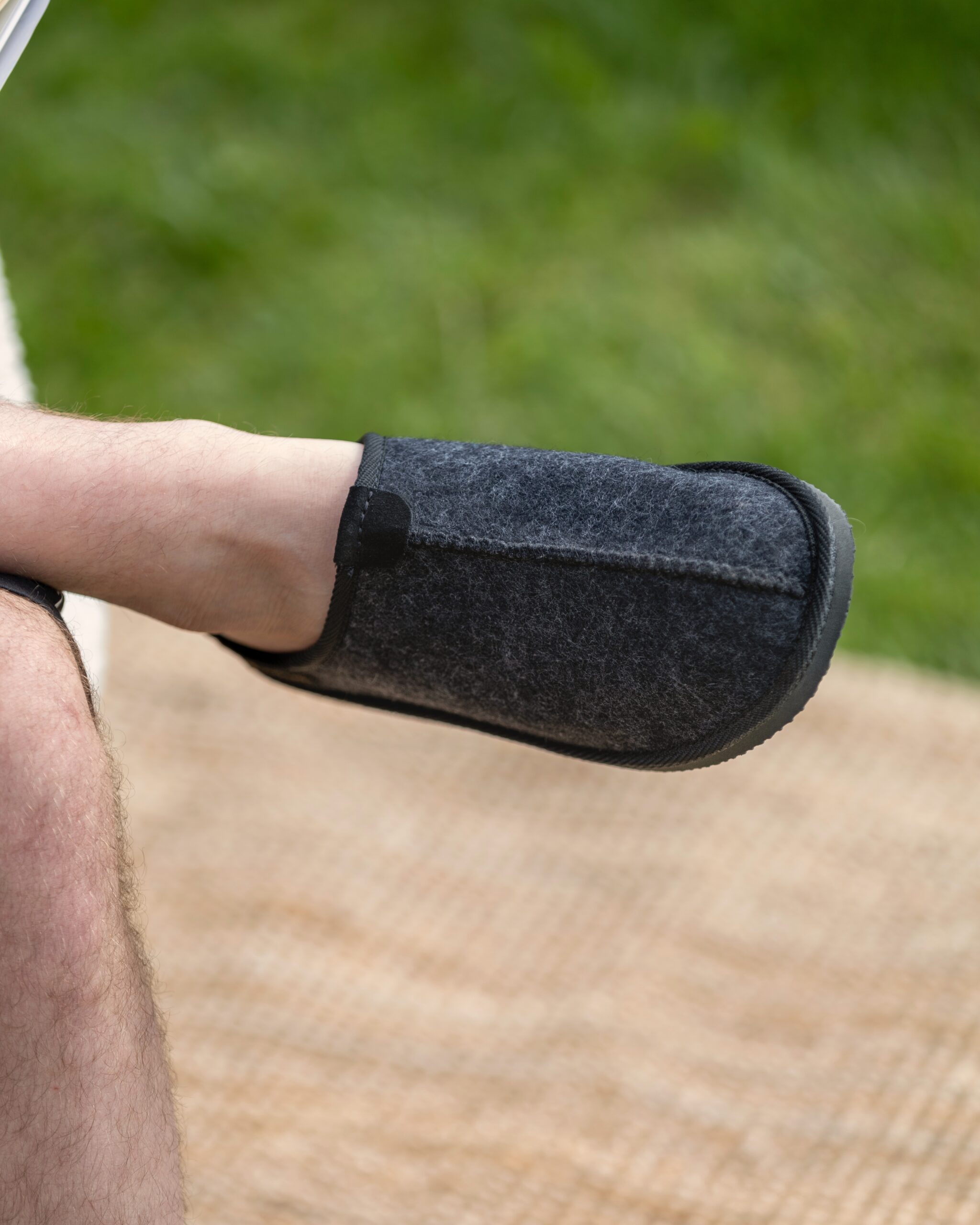 Men’s black felt slippers CARBON, WoolLando