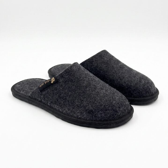Slip-on black felt slippers ANGLIS, WoolLando