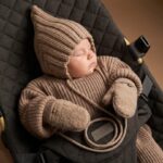 Children's brown sheepskin wool mittens with string, Zaffiro