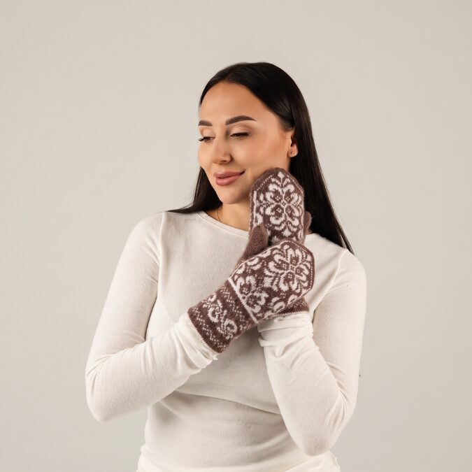 Women’s merino wool mittens BROWN SNOWFLAKE, WoolLando